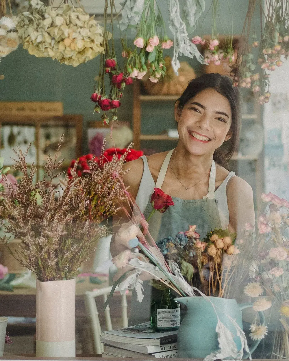 Vendedora na sua loja de flores