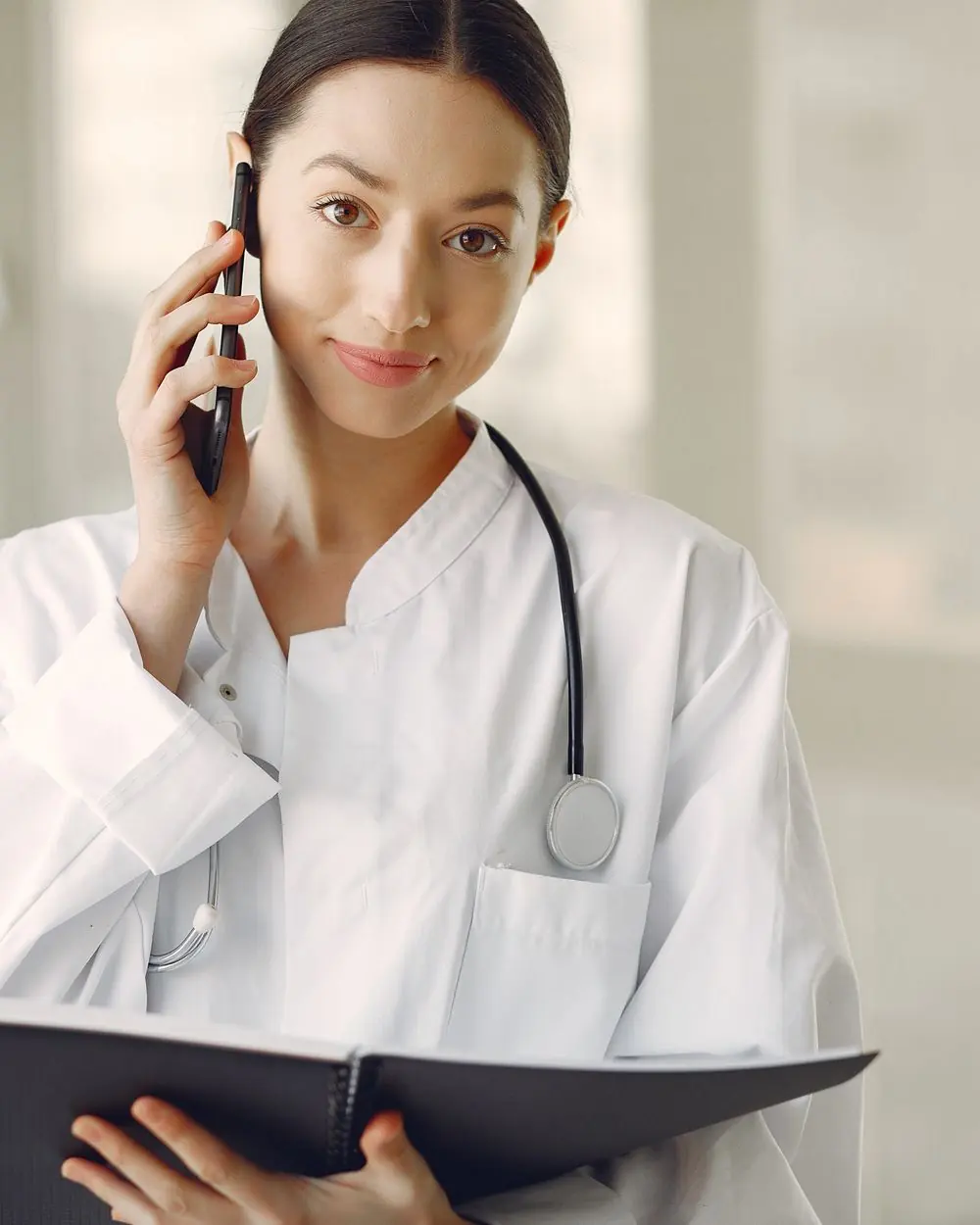 Médica atendendo o telefone
